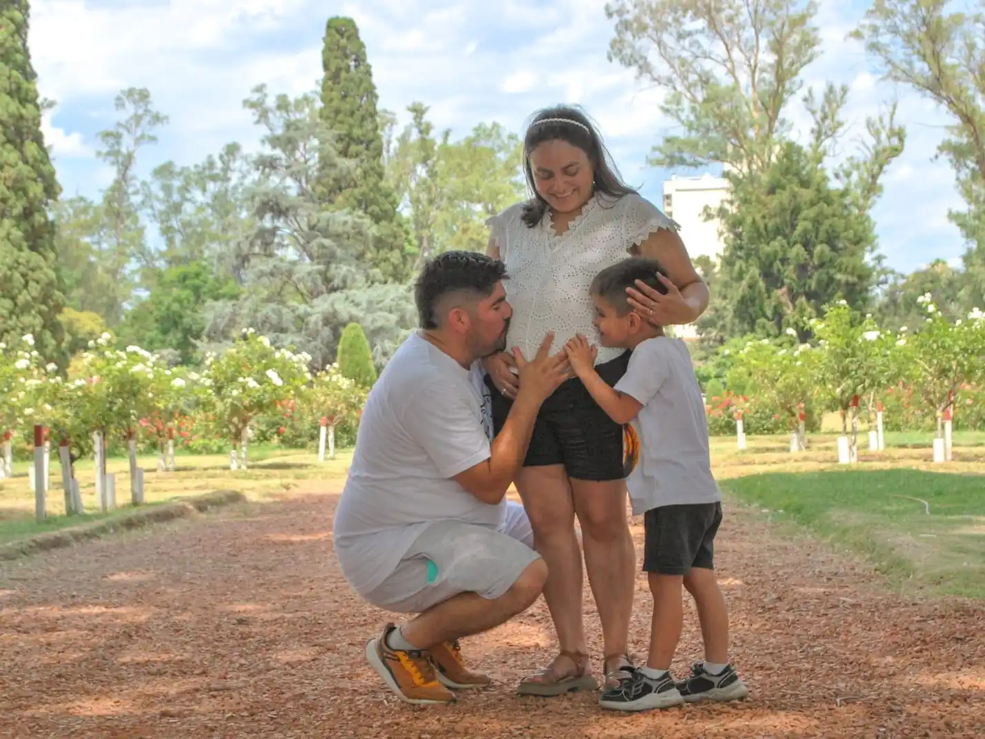 Estefanía junto a su esposo y su hijo mayor, en la dulce espera de Fausto.