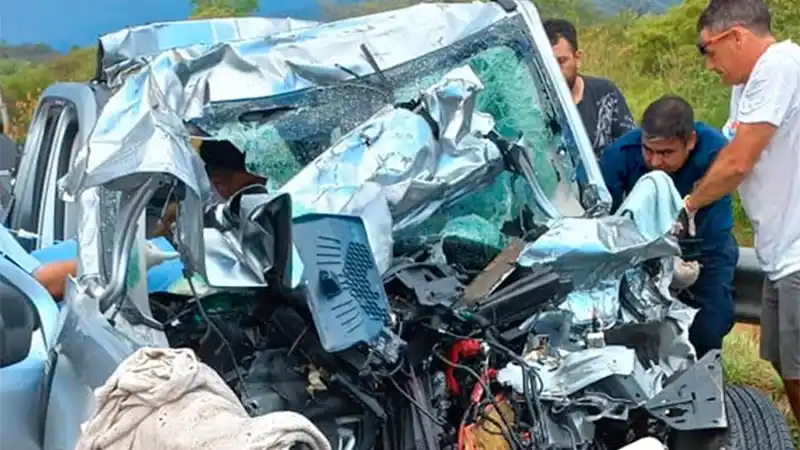 Siniestro fatal entre un auto y un camión: una pareja murió y una niña lucha por su vida