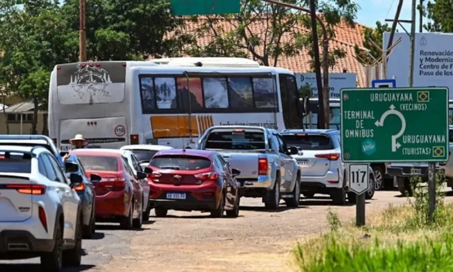 Argentinos a Brasil: unos 20 turistas por minuto cruzan por Paso de los Libres