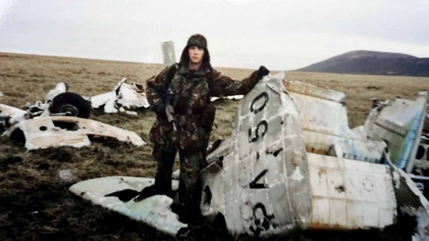 Un soldado inglés recuperó y devolvió restos de un avión argentino derribado en Malvinas