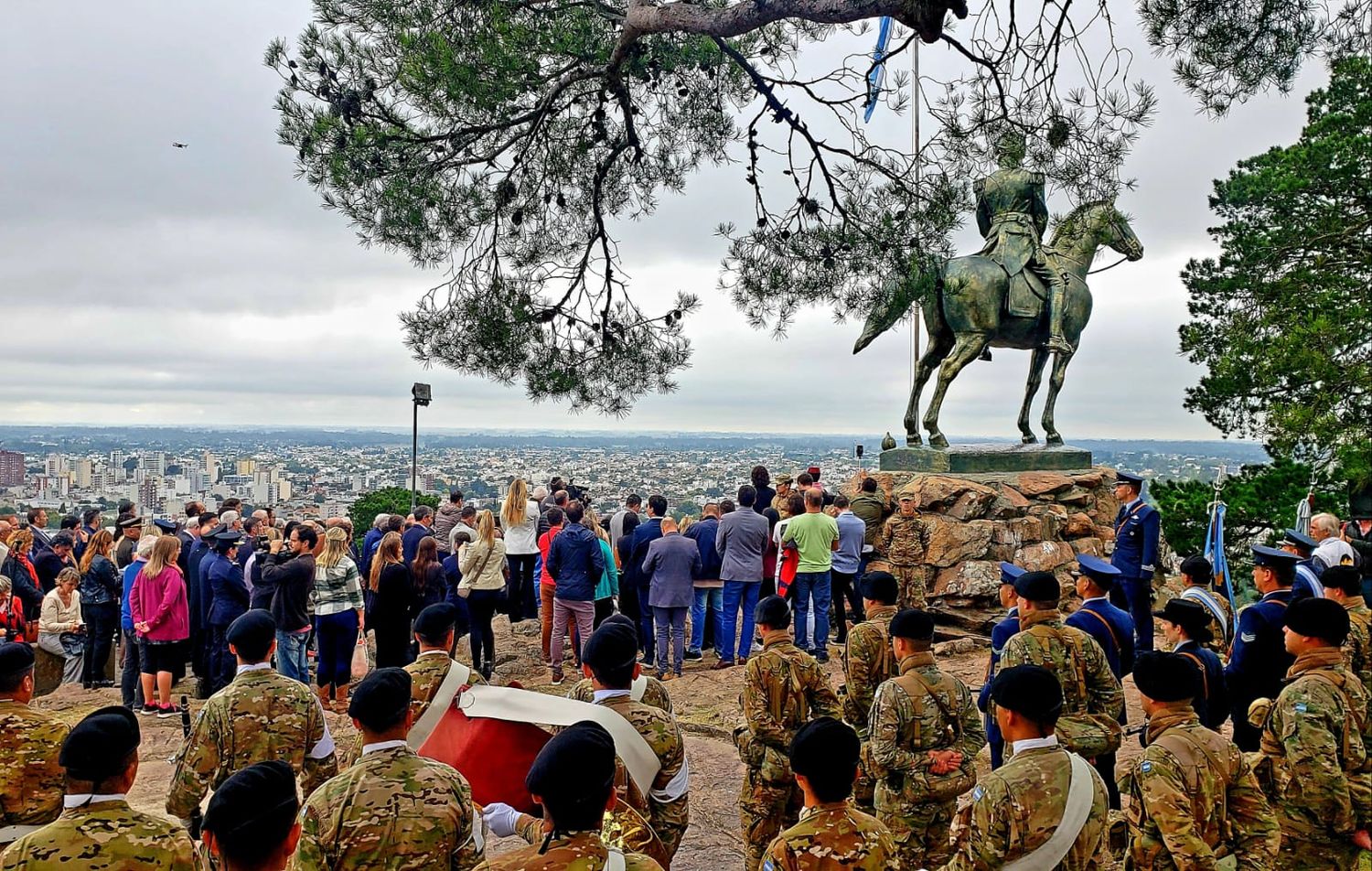 Con una apuesta colectiva al futuro, conmemoraron el Bicentenario en la cima del Parque Independencia