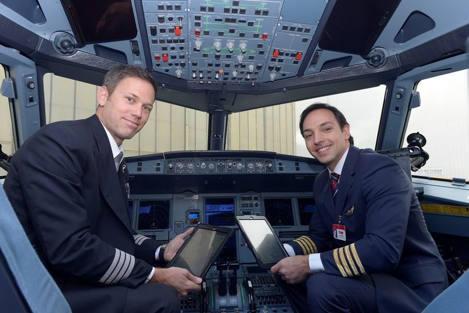 LAN y TAM entregan tablets a pilotos y tripulantes de cabina de pasajeros