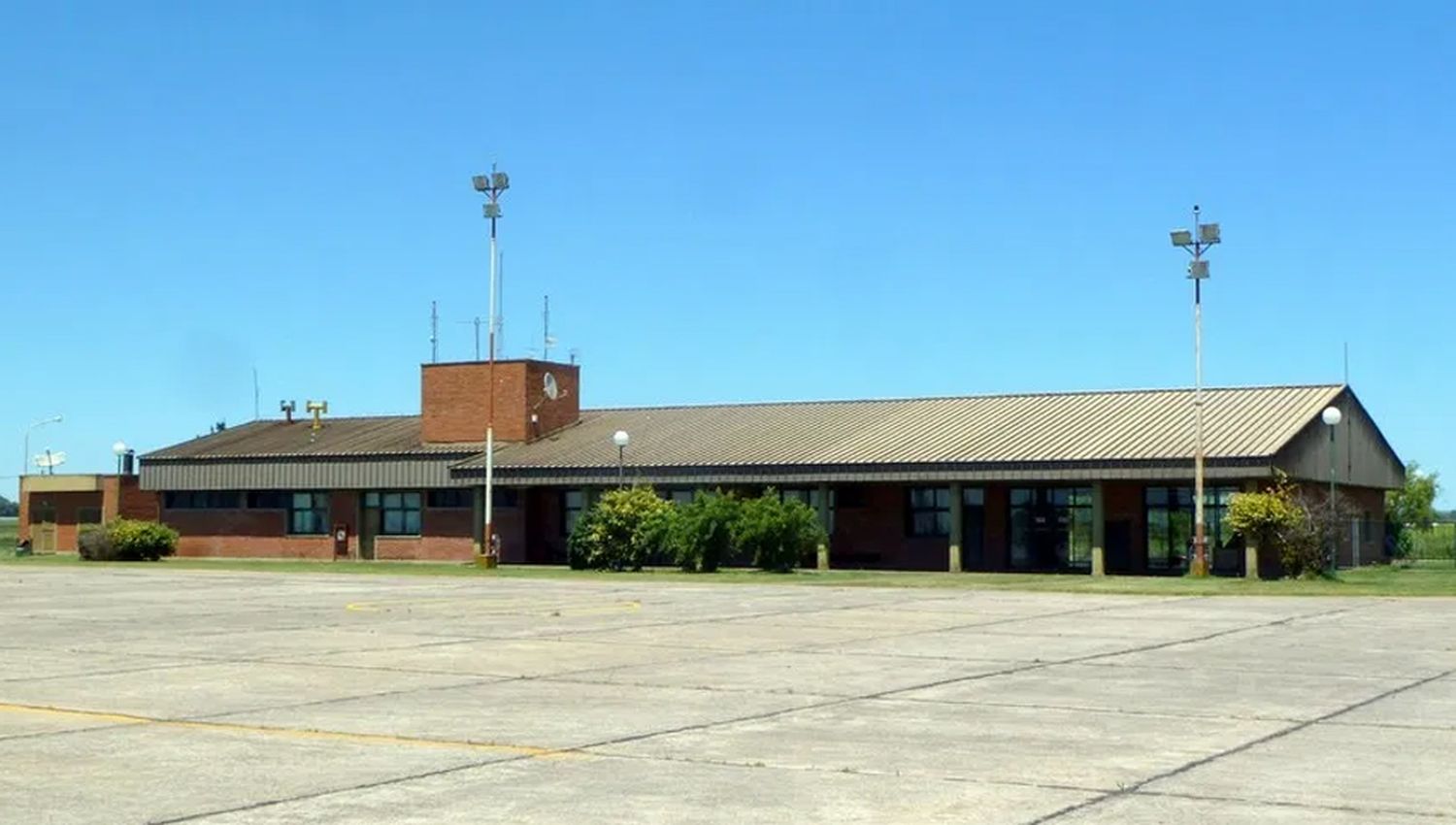 Los trabajadores del aeropuerto de Tandil, en alerta por la posible privatización del lugar.