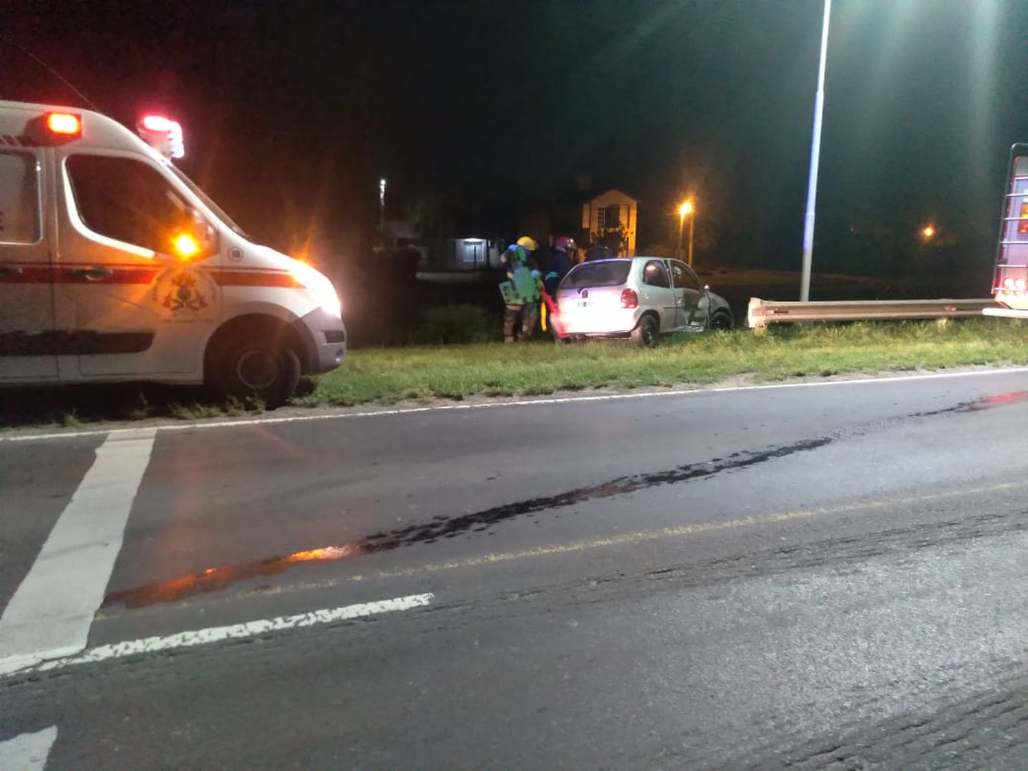 Villa Ocampo: un auto se despistó y terminó impactando contra un guardrail