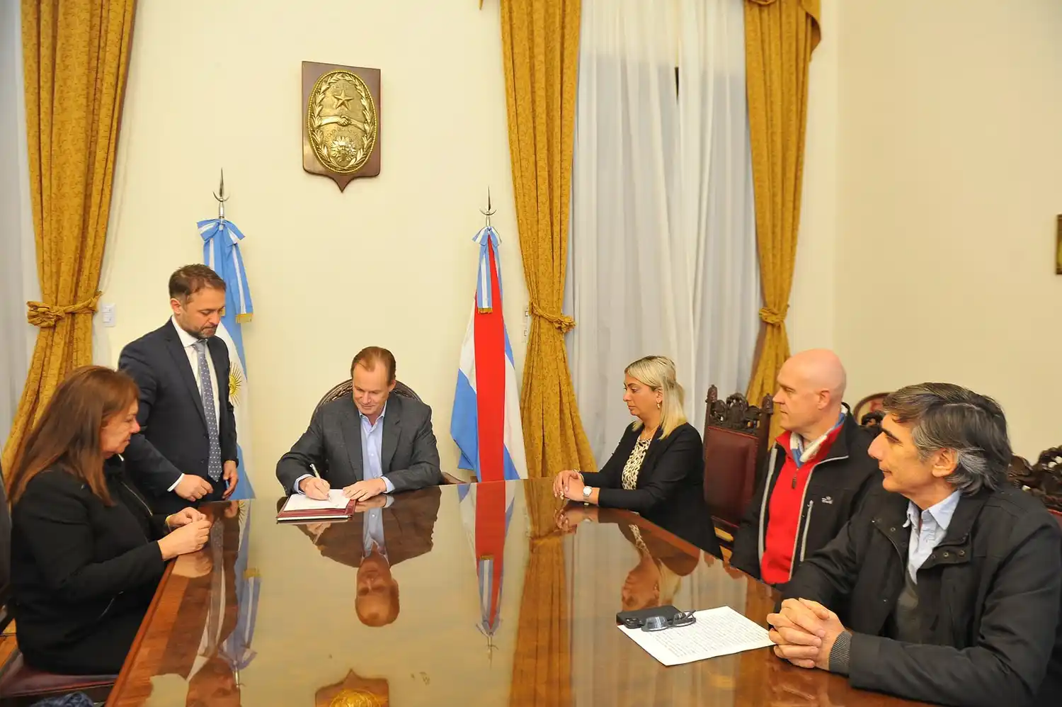 El gobernador firmó el contrato de obra para asfaltar el camino entre las aldeas Santa Rosa y San Rafael