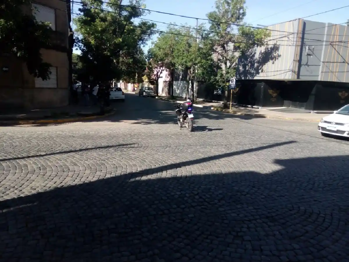 Una motociclista herida tras colisionar con una camioneta