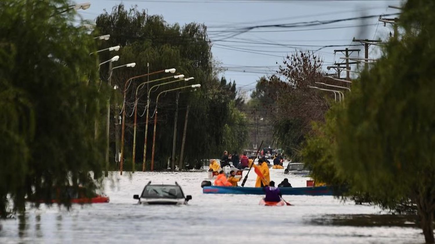 Hay más de 3 mil evacuados y volvieron a emitir alerta roja en 15 municipios del norte bonaerense