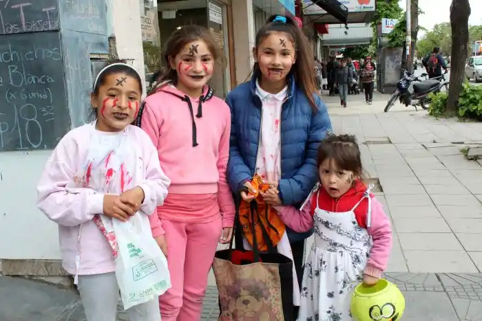 Los chicos celebraron Halloween en distintos barrios