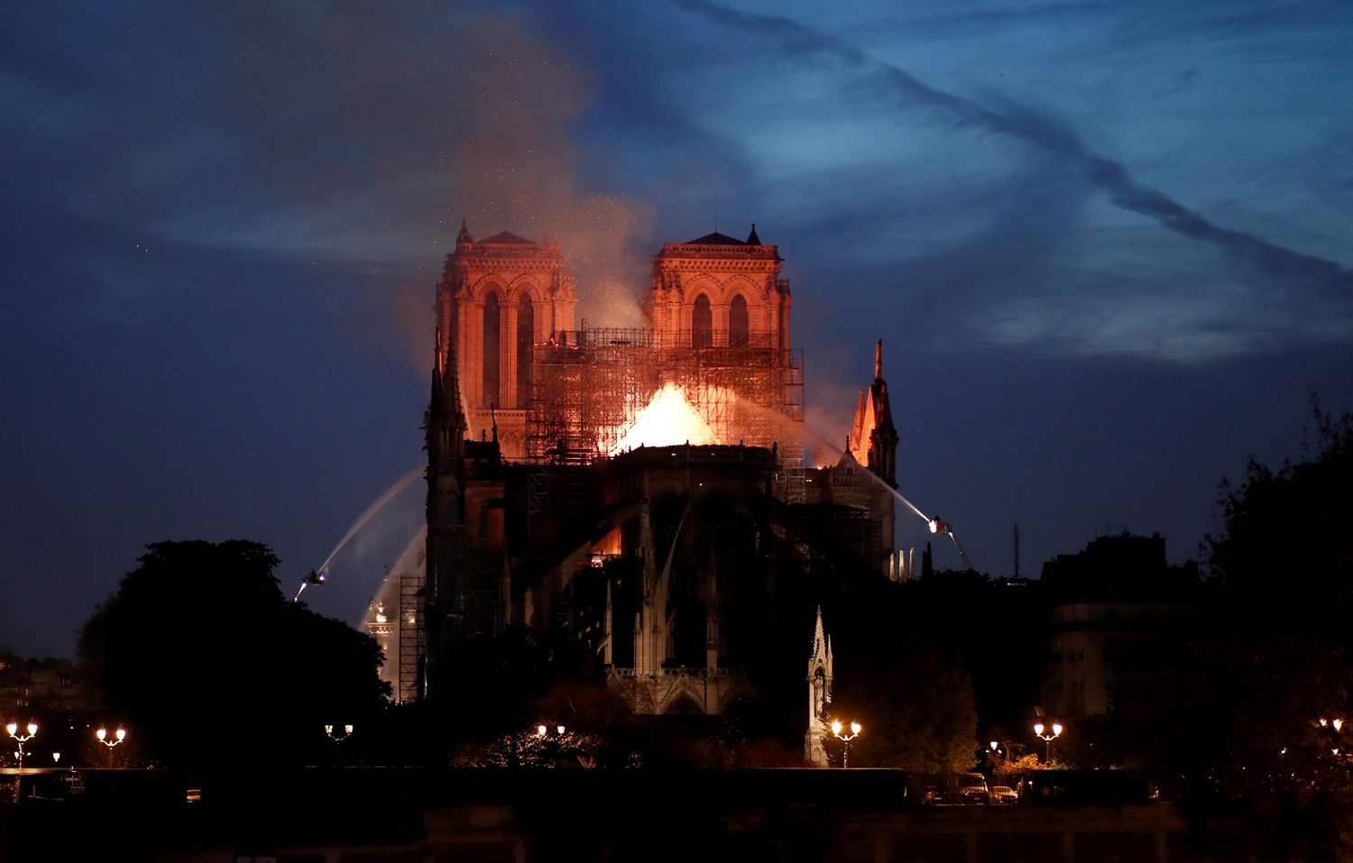 ¿Notre Dame se prendió fuego por el "pucho" de un obrero?