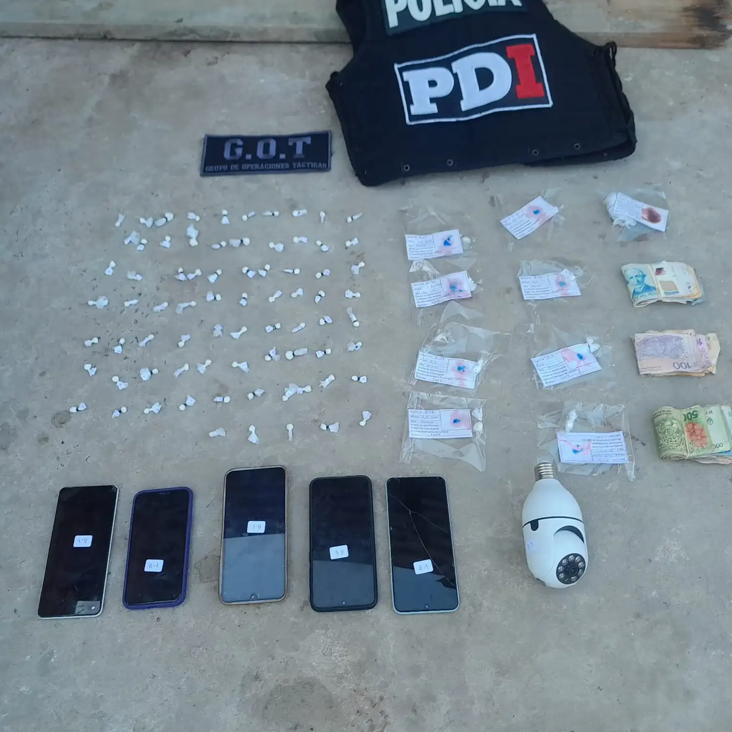 La PDI detuvo a una mujer de 44 años por microtráfico: secuestraron cocaína, celulares y más de $1,5 millones - 5