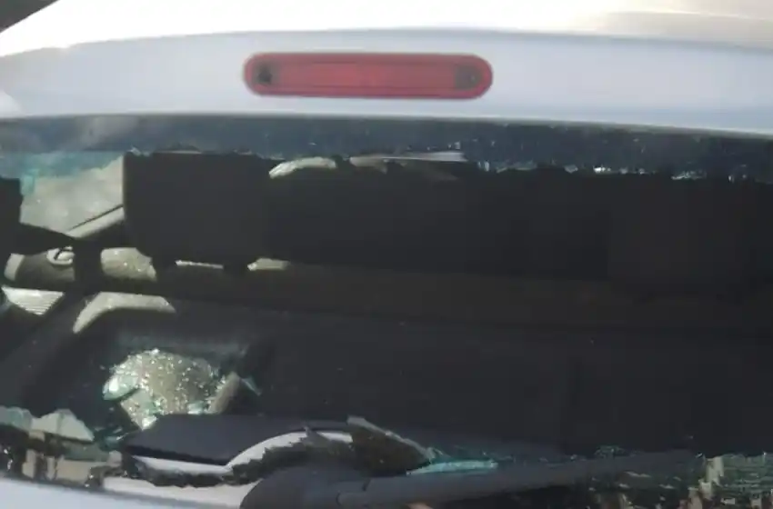 Locura en plena avenida Luro: por una discusión de tránsito, le rompió el vidrio con un bate de béisbol