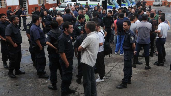 Policías bonaerenses denuncian que no cobraron los aumentos prometidos por Scioli