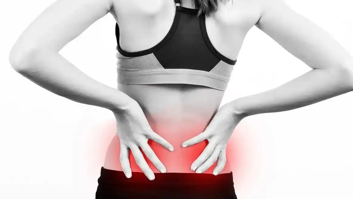 Dolor de espalda: los hábitos diarios que pueden dañarla sin que lo notes