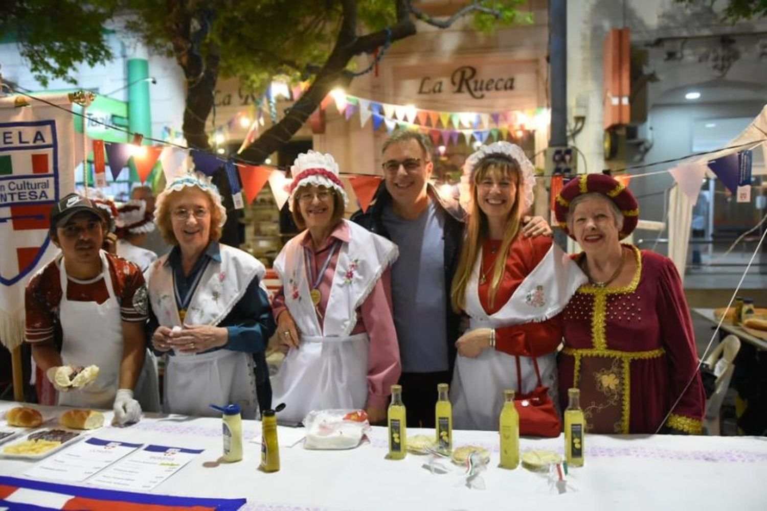 El Intendente Castellano recorrió los diferentes puestos. Foto Prensa MdR