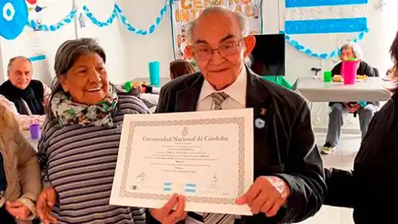 A los 78 años se recibió de médico y sueña con contárselo a su mamá que tiene 97