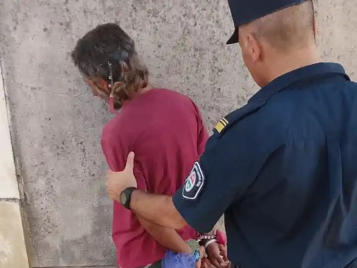 Detuvieron a un hombre de 42 años que amenazó de muerte a dos chicos mientras los intimidaba con un palo con punta