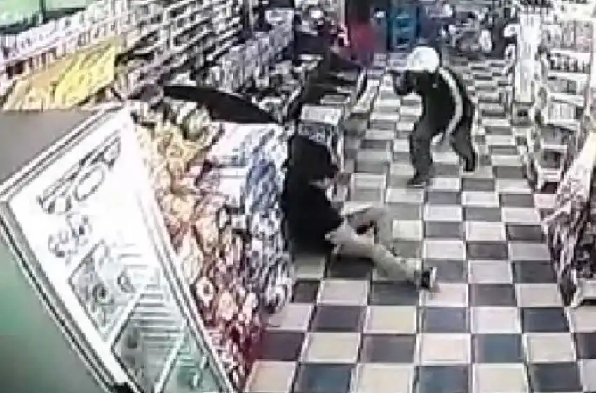 Video: le dispararon a un policía en un robo a un supermercado chino