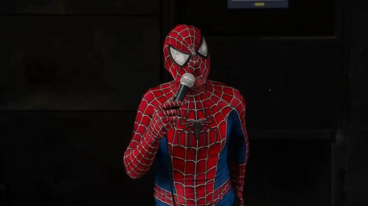 Le pidieron que redujera el volumen y se retirara del lugar.