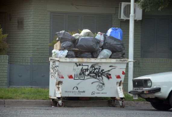 Con la basura en las calles, el Municipio actualizó el cronograma de contenedores