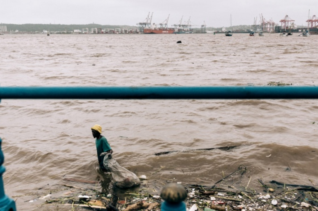 Sudáfrica: diez mil soldados colaboran con tareas de rescate tras las inundaciones