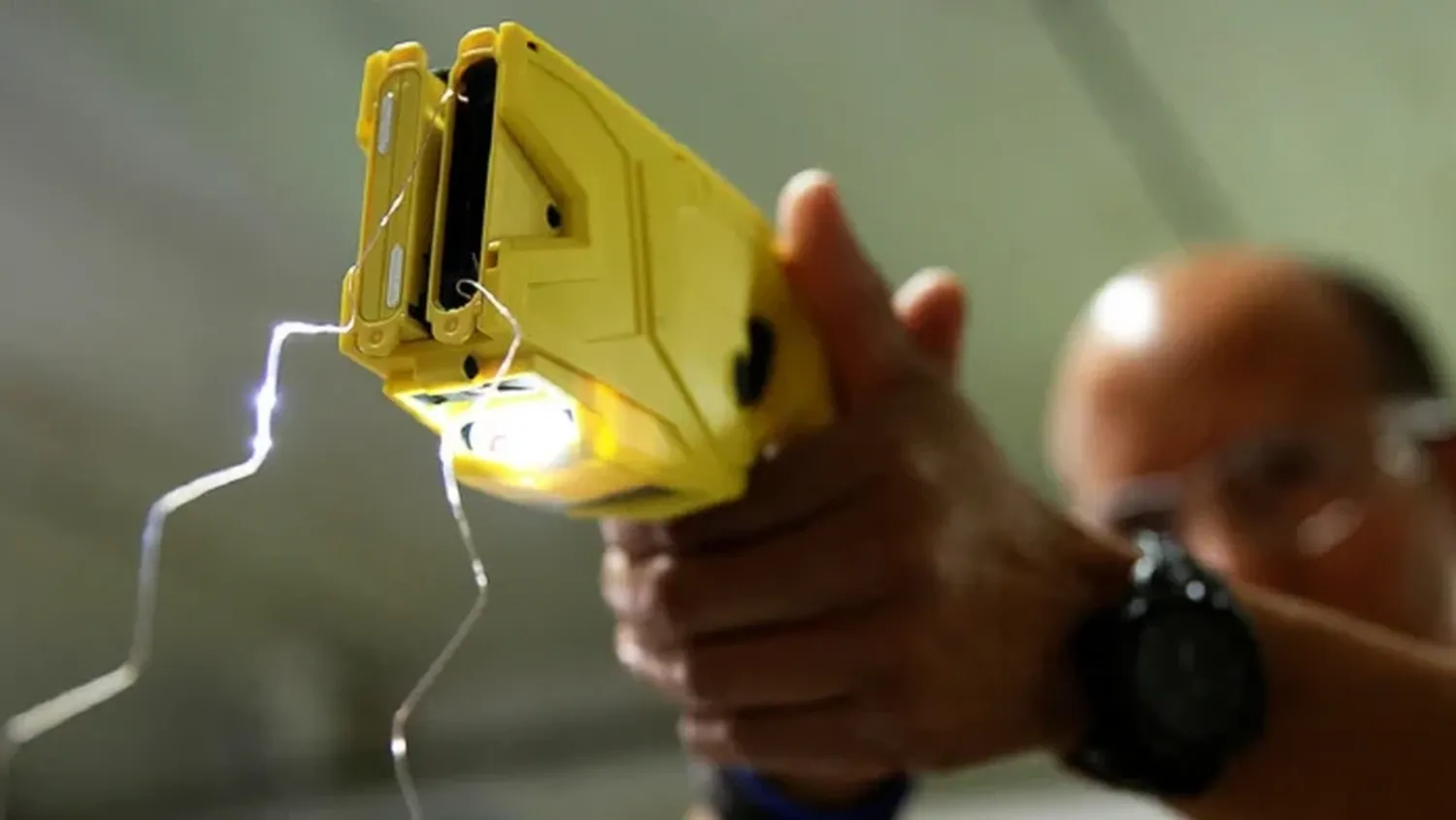 Todos los policías podrán usar pistolas taser para reducir a agresores y delincuentes