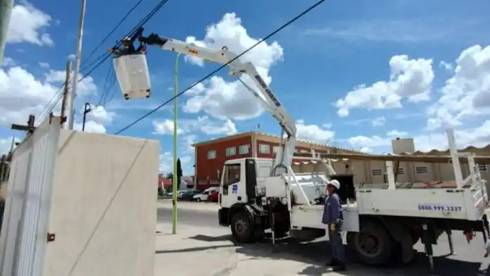 Intentaba hacer una conexión ilegal y murió electrocutado en Bahía Blanca