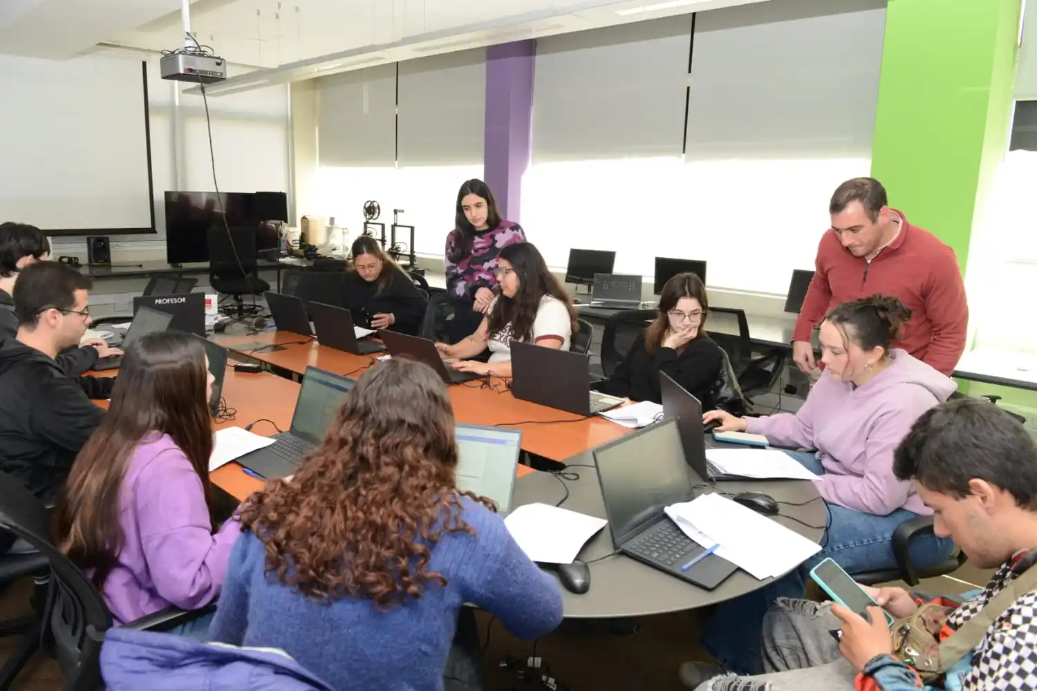 El programa se dicta de forma presencial en la Escuela Municipal de Talentos