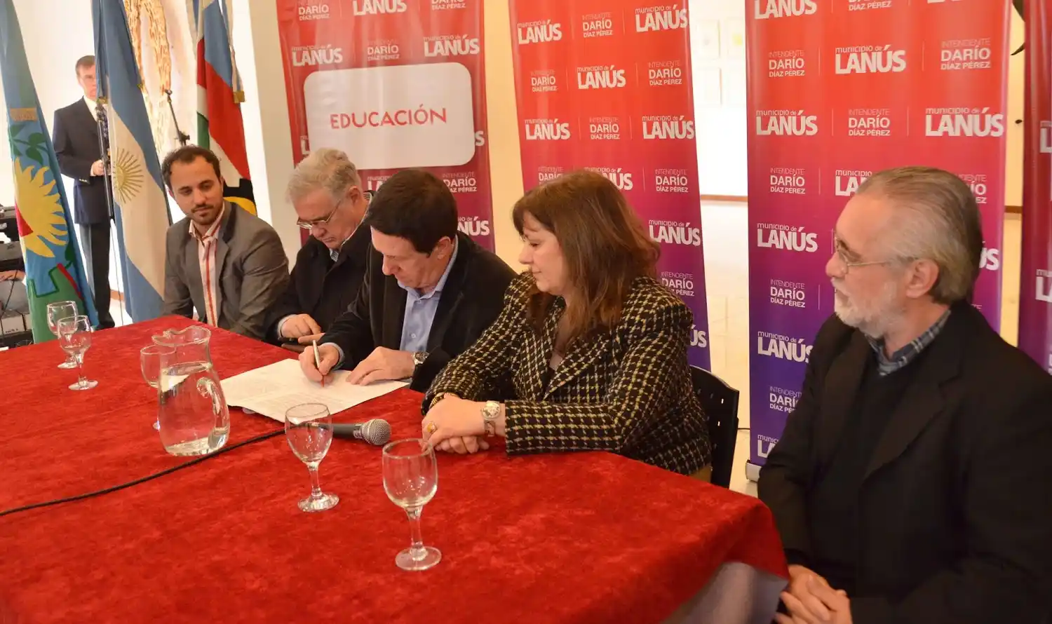 Intendente Díaz Pérez anunció obras para escuelas de Lanús