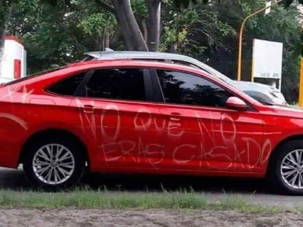 “No que no eras casado”: le pintó el auto con aeresol tras descubrir que mintió sobre su estado civil