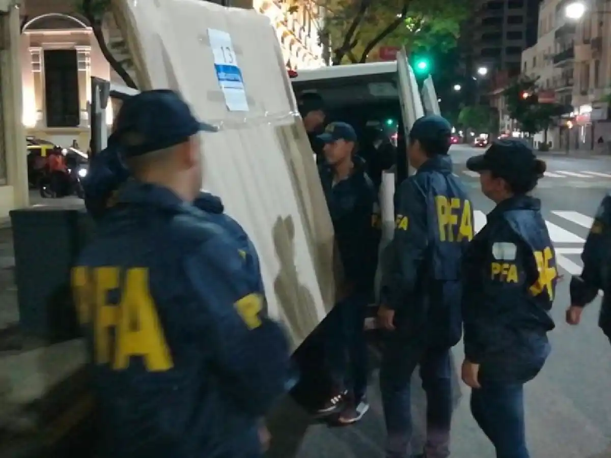 Retiraron más de 30 cuadros del departamento de Cristina Fernández