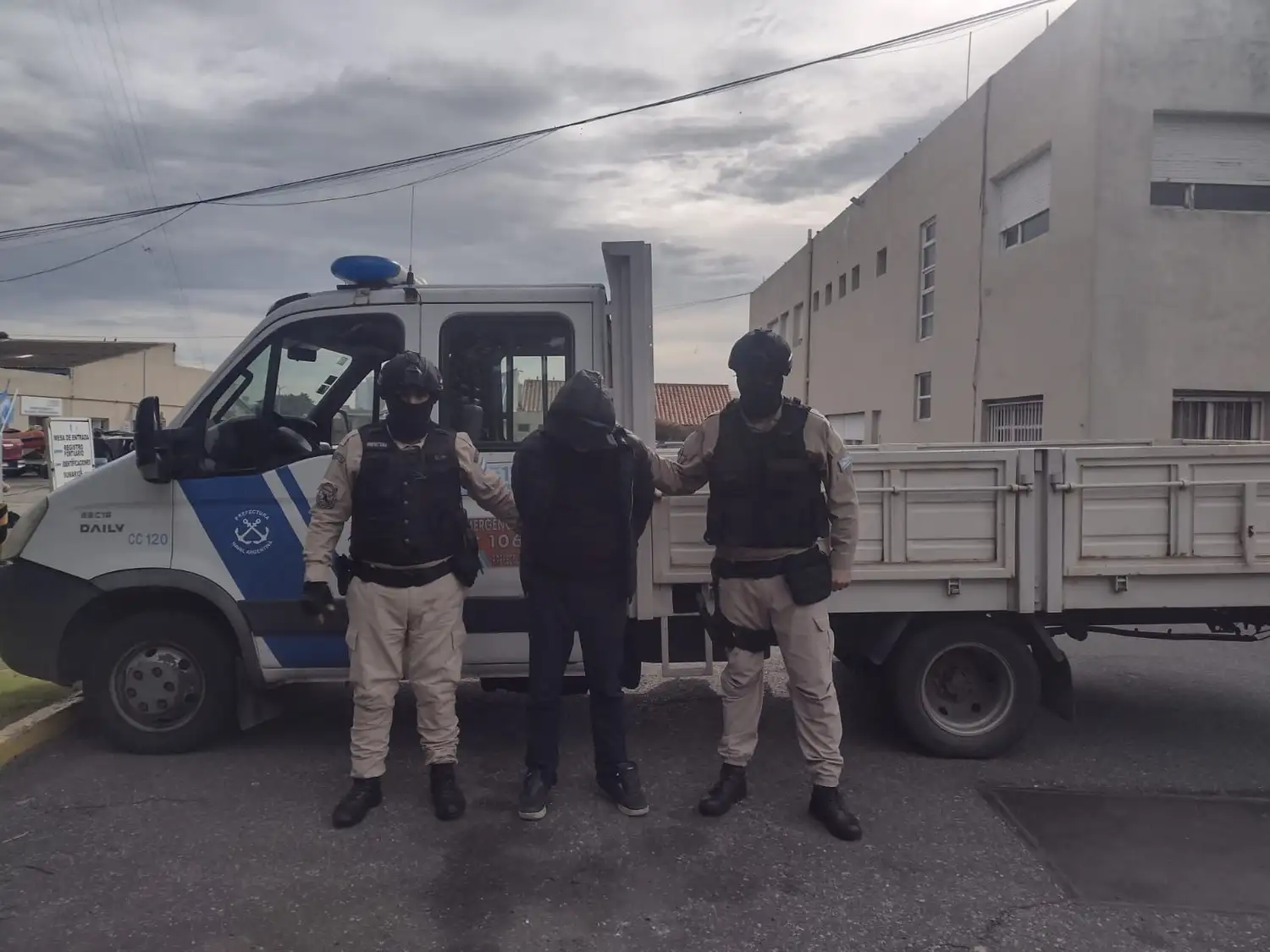 El magistrado interviniente ordenó que el acusado sea alojado en la sede local de la Prefectura hasta que este miércoles por la mañana fuera citado a declarar.