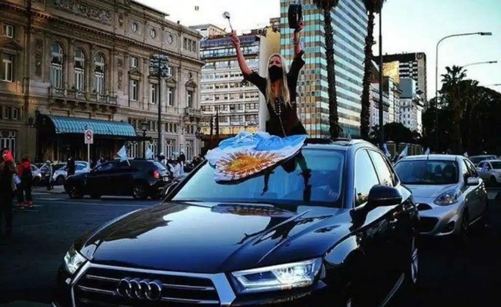 Fue a la protesta en un Audi Q5 y dejó al descubierto que debía $350 mil de patentes