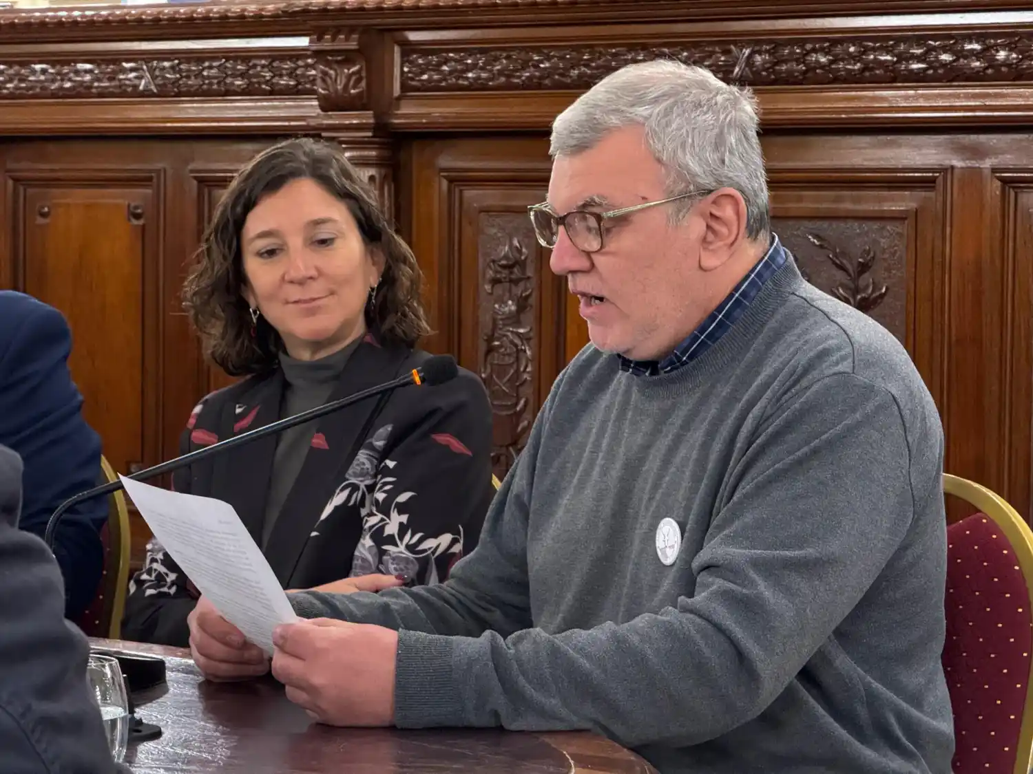 La senadora junto a uno de los referentes del Centro Numismático.