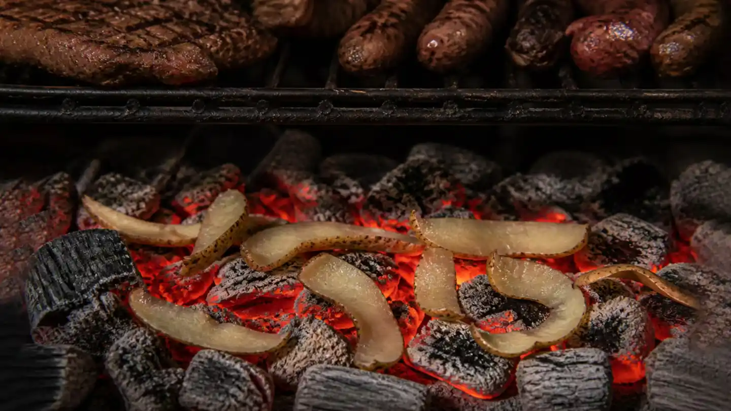 Arrojar cáscaras de papa sobre las brasas: un truco para controlar el fuego en el asado