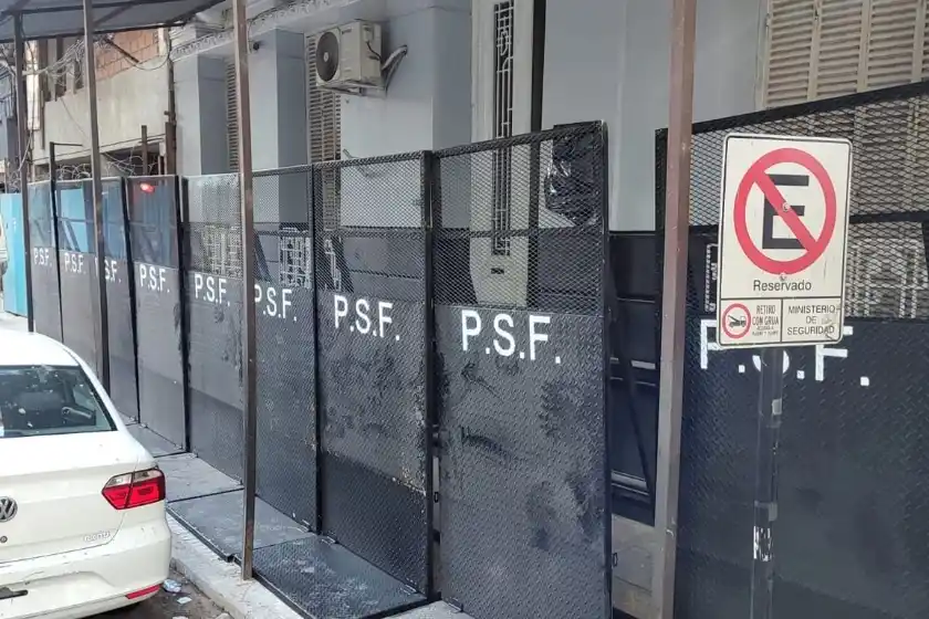 La Agencia de Control Policial amaneció vallada tras el crimen del policía