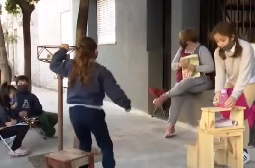 Docente rosarina enseña en la vereda a un grupo de alumnos: «No es lo mismo la presencialidad que la conectividad»