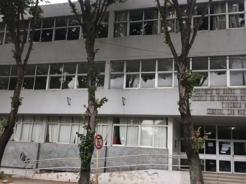 Hubo una pelea entre dos jóvenes en una secundaria y a uno le encontraron un cuchillo