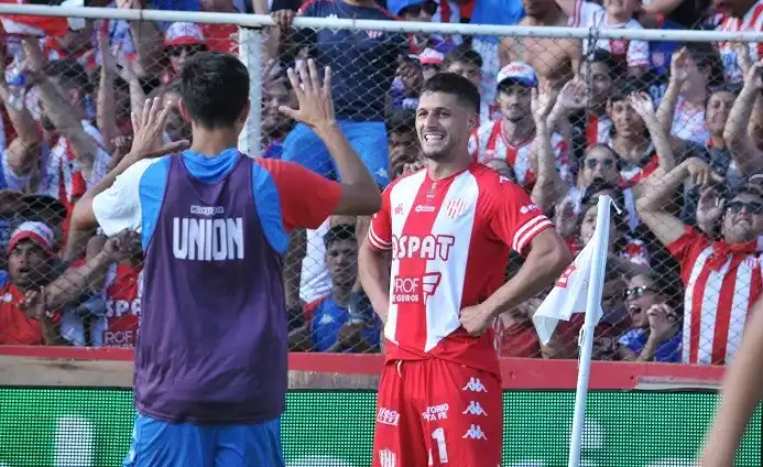 Juan Manuel García festeja el segundo gol de Unión.