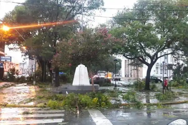 Un fuerte temporal azotó a la ciudad