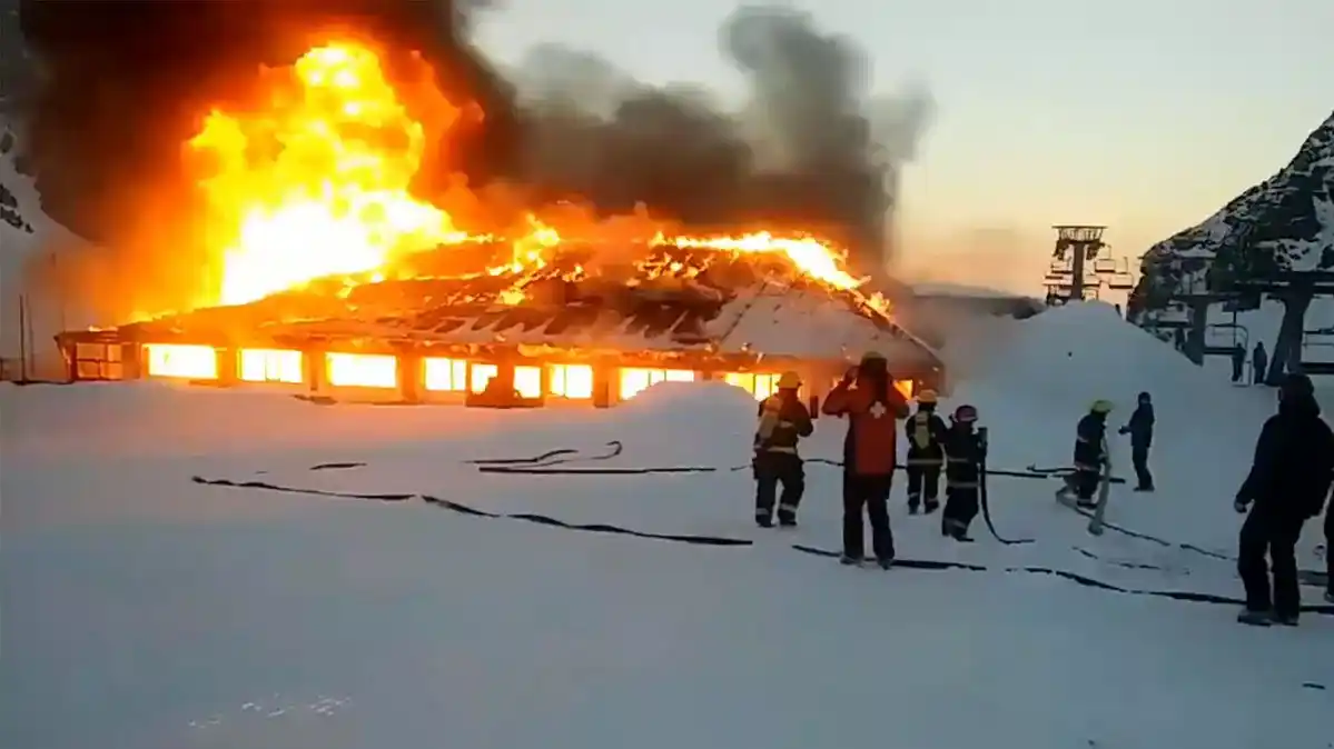Esquel: se incendió la confitería del centro de esquí “La Hoya”