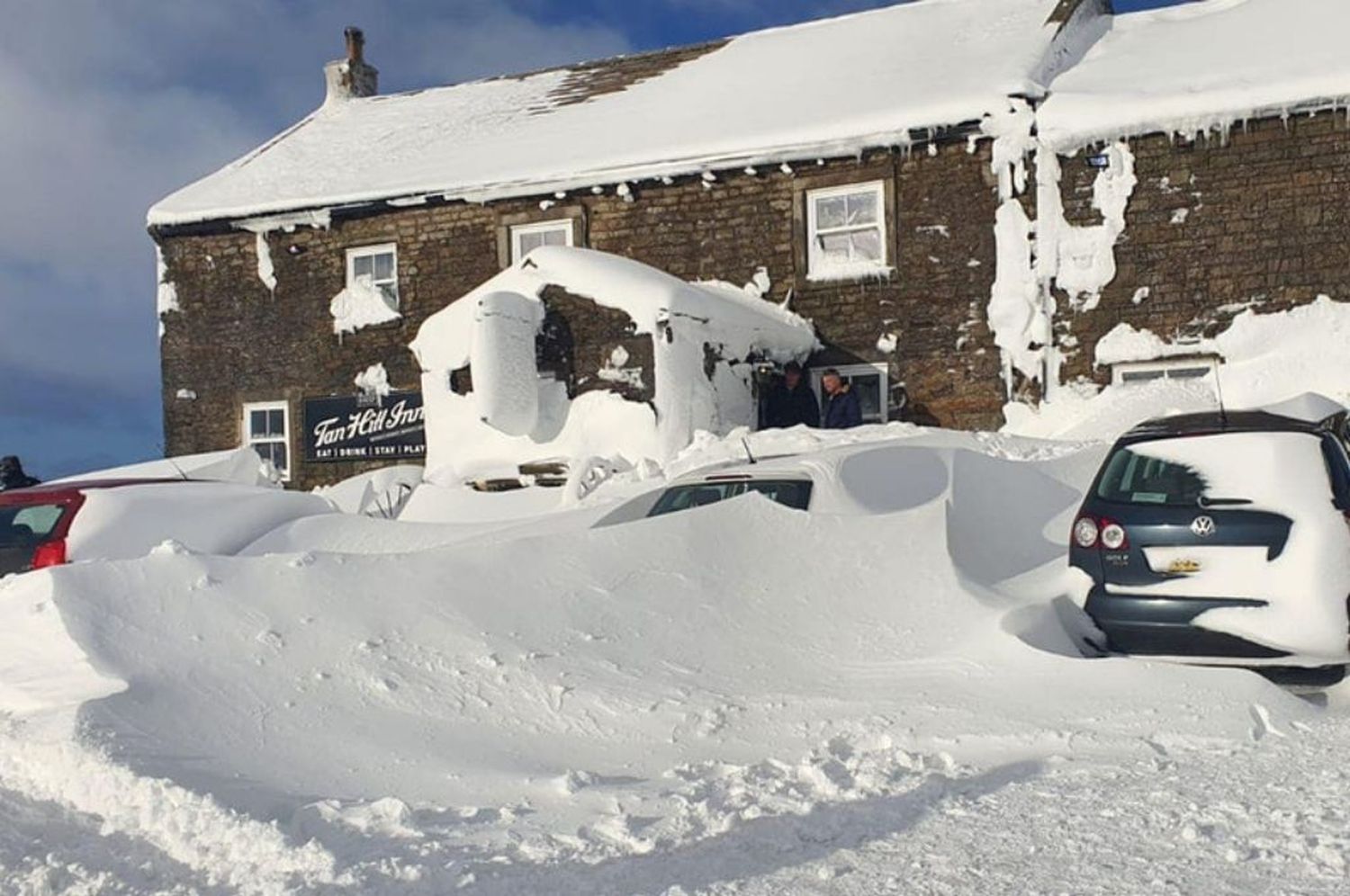 Insólito: tormenta de nieve atrapa a 61 personas en un pub por varios días