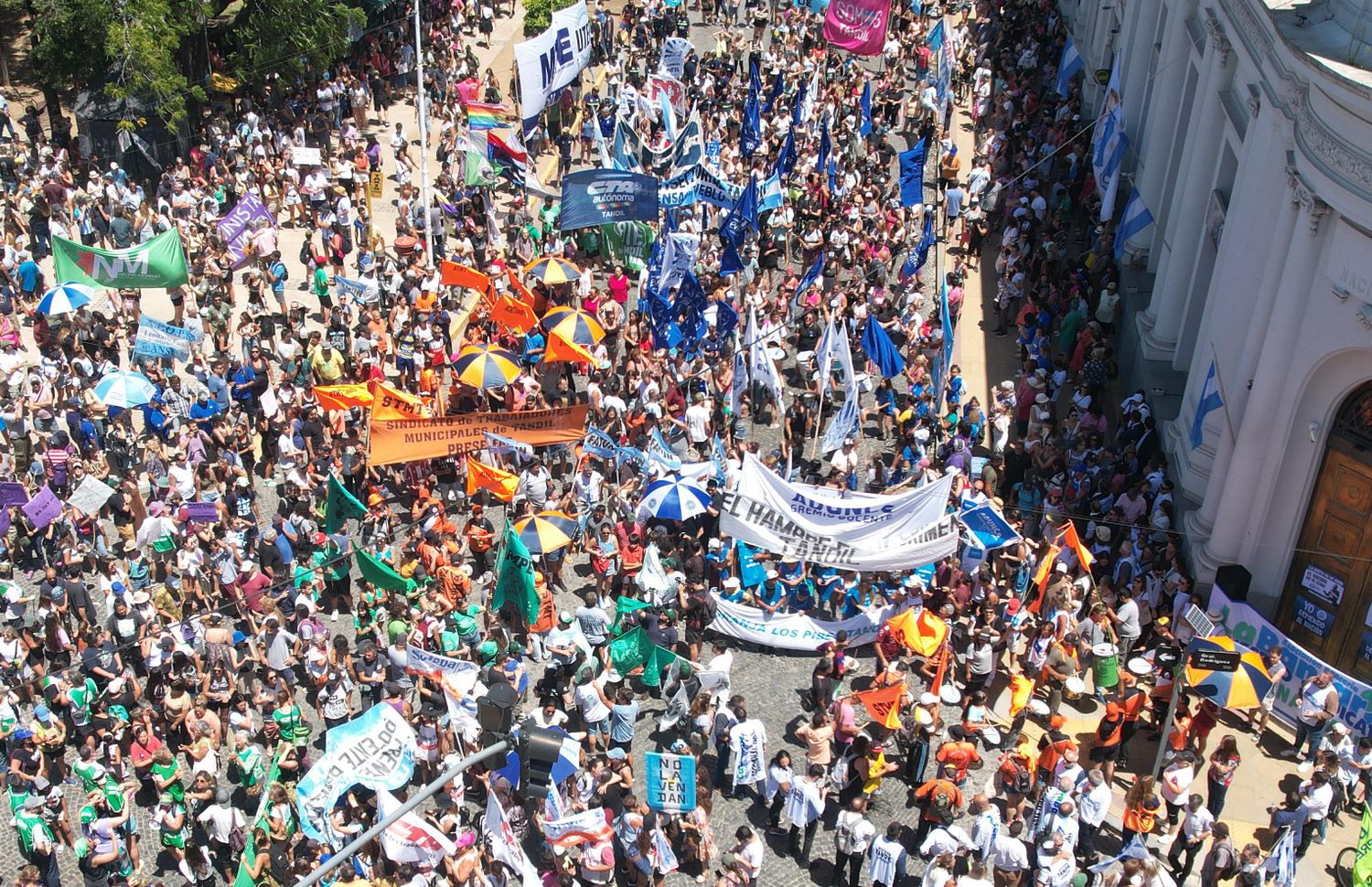 Una multitud se convocó a las puertas del Banco Nación en rechazo al DNU y la Ley Ómnibus.