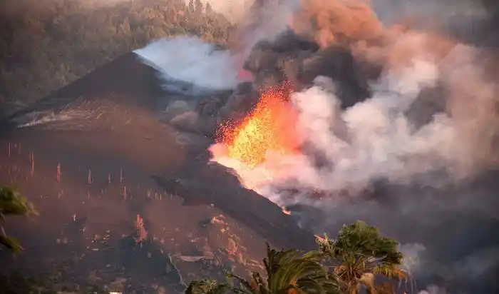 ¡AUTORIDADES EN ALERTA! Volcán en Islas Canarias abre una nueva boca