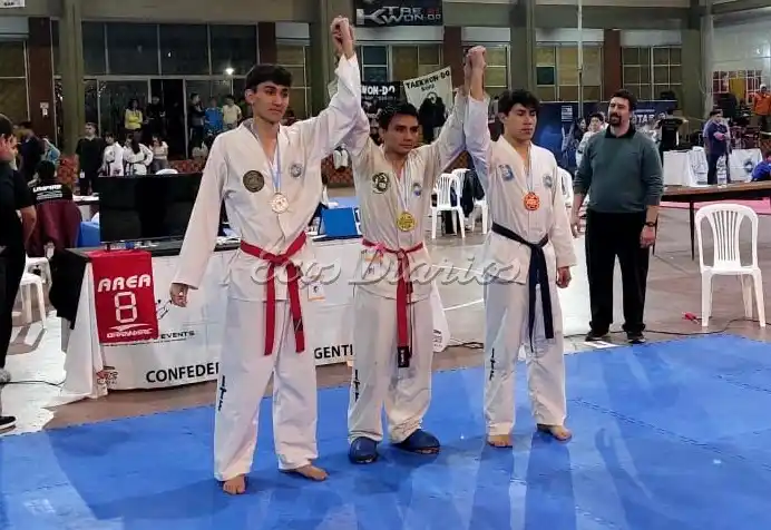 Mario Montiel (en el centro) con la medalla de oro
