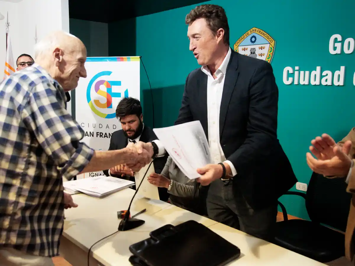 Entregaron 23 escrituras a vecinos de las “62 viviendas” de barrio Parque