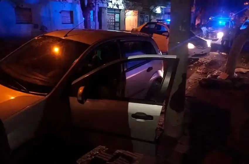 Video: así detuvieron a tres personas cuando robaban elementos de un auto estacionado