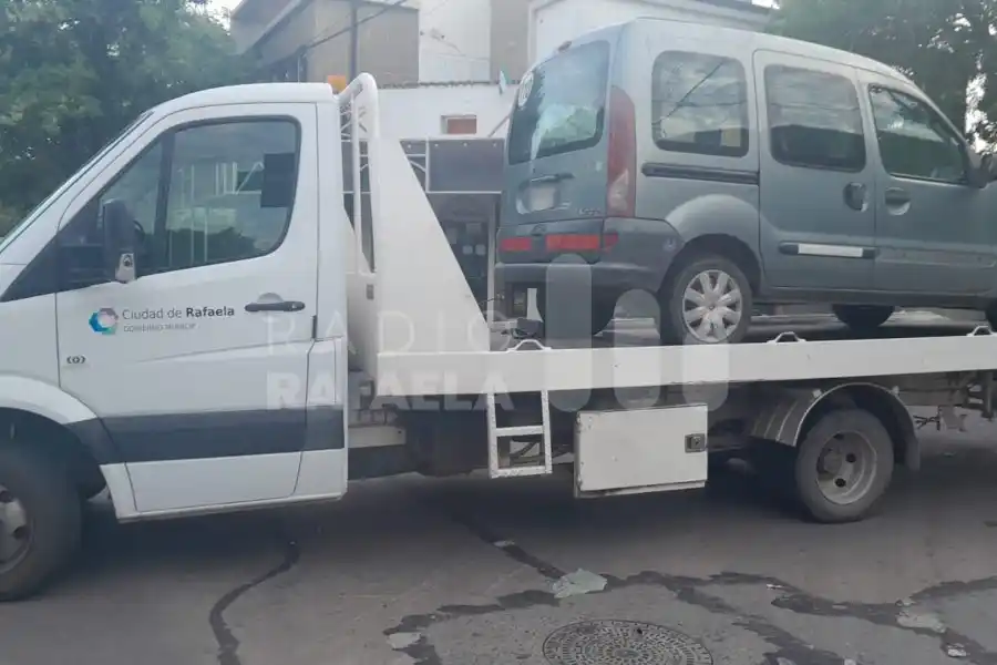 Se excedió en el brindis: lo encontraron alcoholizado y dormido arriba del auto