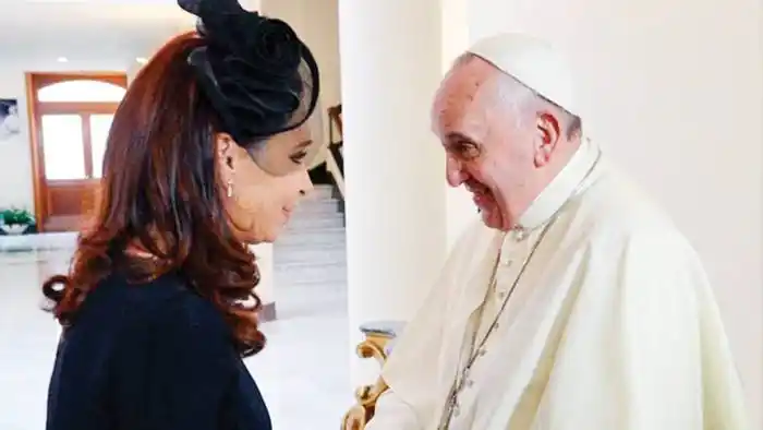 El Papa Francisco habló con Cristina y le expresó su  �Ssolidaridad y cercanía⬝