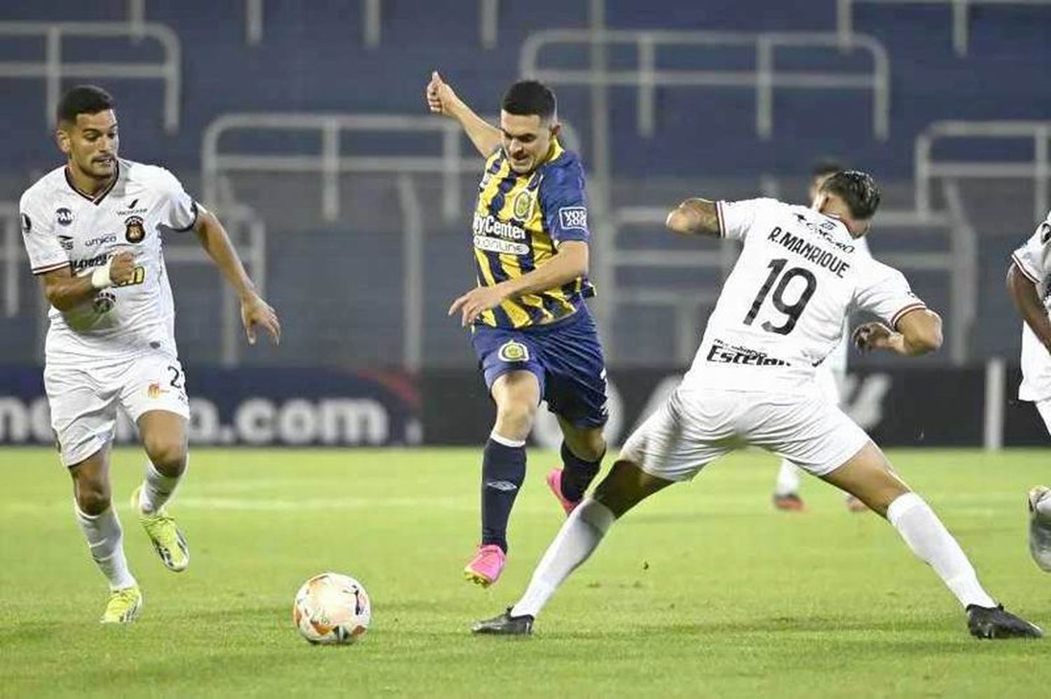 Maximiliano Lovera abrió la
goleada de Rosario Central