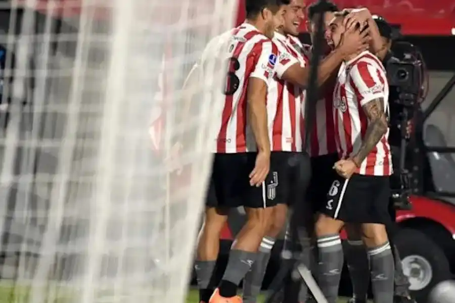 Estudiantes de La Plata ganó y sigue en la Sudamericana